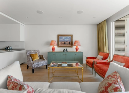 ELEGANT THREE-BEDROOM APARTMENT FOR SALE IN PUENTE ROMANO