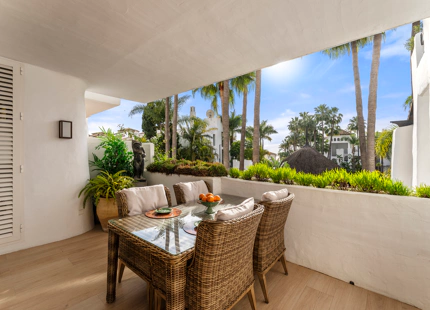 ELEGANT THREE-BEDROOM APARTMENT FOR SALE IN PUENTE ROMANO