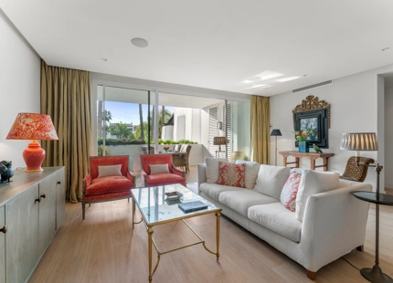 ELEGANT THREE-BEDROOM APARTMENT FOR SALE IN PUENTE ROMANO