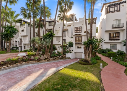 ELEGANT THREE-BEDROOM APARTMENT FOR SALE IN PUENTE ROMANO
