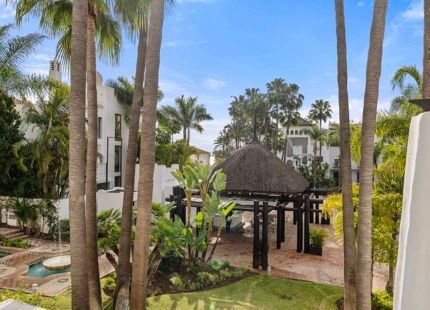 ELEGANT THREE-BEDROOM APARTMENT FOR SALE IN PUENTE ROMANO