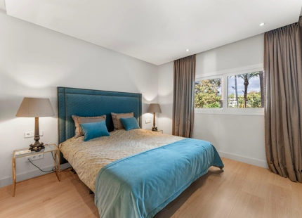 ELEGANT THREE-BEDROOM APARTMENT FOR SALE IN PUENTE ROMANO
