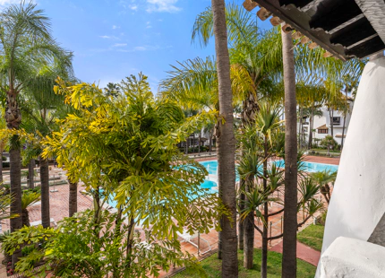ELEGANT THREE-BEDROOM APARTMENT FOR SALE IN PUENTE ROMANO