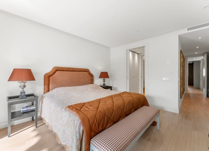ELEGANT THREE-BEDROOM APARTMENT FOR SALE IN PUENTE ROMANO