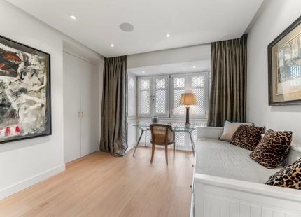 ELEGANT THREE-BEDROOM APARTMENT FOR SALE IN PUENTE ROMANO
