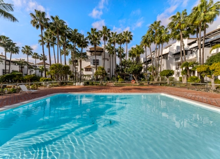 ELEGANT THREE-BEDROOM APARTMENT FOR SALE IN PUENTE ROMANO