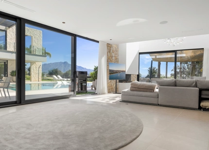 EXCEPCIONAL VILLA EN PRIMERA LÍNEA DE GOLF CON IMPRESIONANTES VISTAS EN BENAHAVÍS