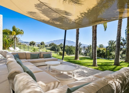 EXCEPCIONAL VILLA EN PRIMERA LÍNEA DE GOLF CON IMPRESIONANTES VISTAS EN BENAHAVÍS