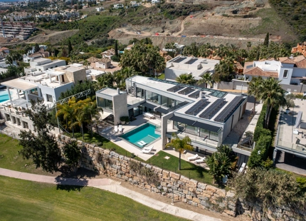 EXCEPCIONAL VILLA EN PRIMERA LÍNEA DE GOLF CON IMPRESIONANTES VISTAS EN BENAHAVÍS