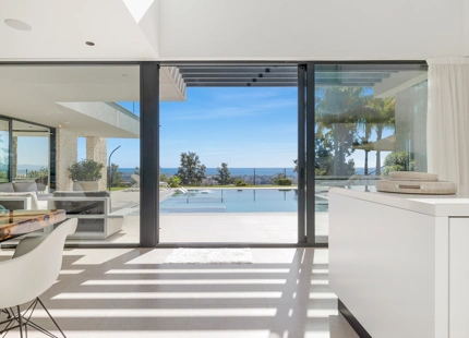 EXCEPCIONAL VILLA EN PRIMERA LÍNEA DE GOLF CON IMPRESIONANTES VISTAS EN BENAHAVÍS
