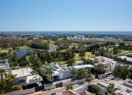 EXCEPCIONAL VILLA EN PRIMERA LÍNEA DE GOLF CON IMPRESIONANTES VISTAS EN BENAHAVÍS