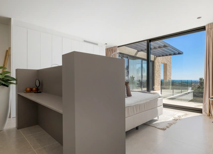 EXCEPCIONAL VILLA EN PRIMERA LÍNEA DE GOLF CON IMPRESIONANTES VISTAS EN BENAHAVÍS