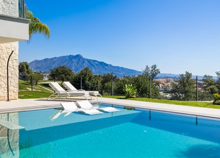 EXCEPCIONAL VILLA EN PRIMERA LÍNEA DE GOLF CON IMPRESIONANTES VISTAS EN BENAHAVÍS