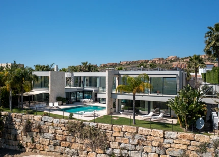 EXCEPCIONAL VILLA EN PRIMERA LÍNEA DE GOLF CON IMPRESIONANTES VISTAS EN BENAHAVÍS