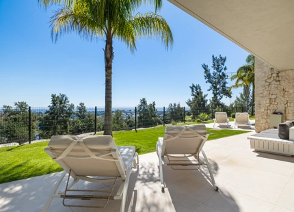 EXCEPCIONAL VILLA EN PRIMERA LÍNEA DE GOLF CON IMPRESIONANTES VISTAS EN BENAHAVÍS