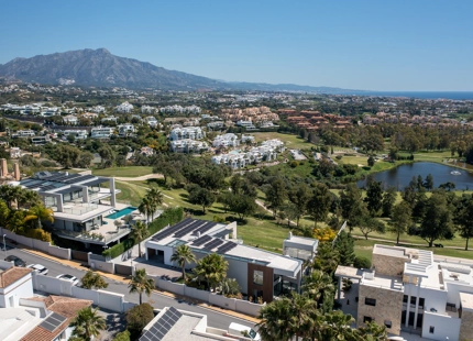 EXCEPCIONAL VILLA EN PRIMERA LÍNEA DE GOLF CON IMPRESIONANTES VISTAS EN BENAHAVÍS