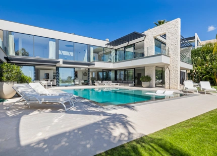 EXCEPCIONAL VILLA EN PRIMERA LÍNEA DE GOLF CON IMPRESIONANTES VISTAS EN BENAHAVÍS