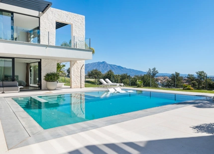 EXCEPCIONAL VILLA EN PRIMERA LÍNEA DE GOLF CON IMPRESIONANTES VISTAS EN BENAHAVÍS