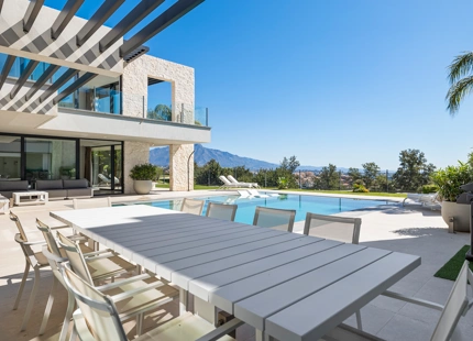 EXCEPCIONAL VILLA EN PRIMERA LÍNEA DE GOLF CON IMPRESIONANTES VISTAS EN BENAHAVÍS