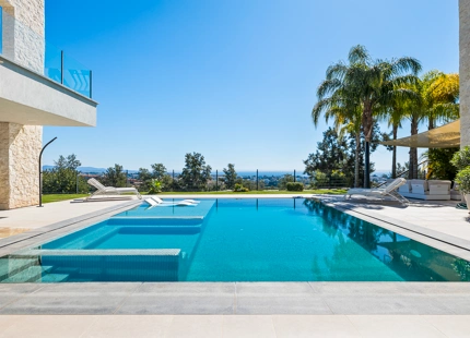 EXCEPCIONAL VILLA EN PRIMERA LÍNEA DE GOLF CON IMPRESIONANTES VISTAS EN BENAHAVÍS