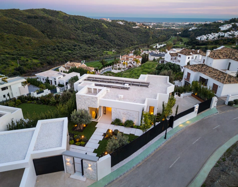 Villa for sale in Lomas de La Quinta, Benahavis