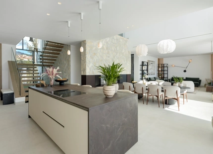 STUNNING 5-BEDROOM LUXURY VILLA WITH EXCEPTIONAL AMENITIES IN LA QUINTA