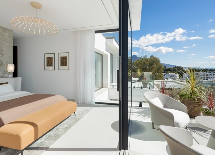 STUNNING 5-BEDROOM LUXURY VILLA WITH EXCEPTIONAL AMENITIES IN LA QUINTA
