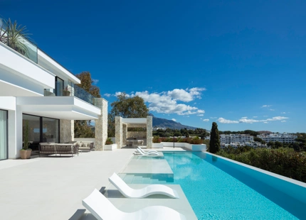 STUNNING 5-BEDROOM LUXURY VILLA WITH EXCEPTIONAL AMENITIES IN LA QUINTA