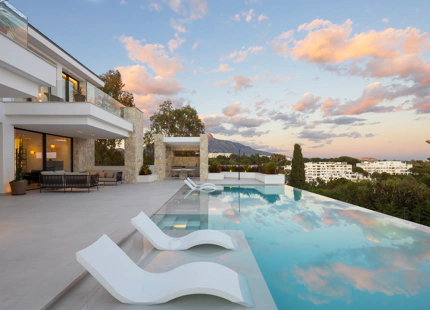 STUNNING 5-BEDROOM LUXURY VILLA WITH EXCEPTIONAL AMENITIES IN LA QUINTA