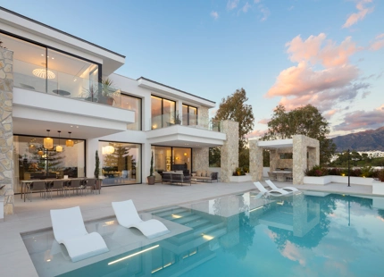 STUNNING 5-BEDROOM LUXURY VILLA WITH EXCEPTIONAL AMENITIES IN LA QUINTA
