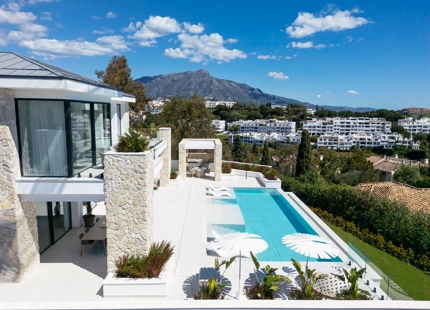 STUNNING 5-BEDROOM LUXURY VILLA WITH EXCEPTIONAL AMENITIES IN LA QUINTA
