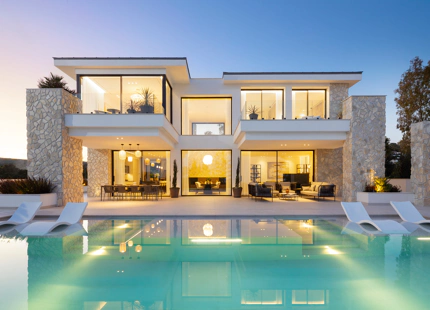 STUNNING 5-BEDROOM LUXURY VILLA WITH EXCEPTIONAL AMENITIES IN LA QUINTA