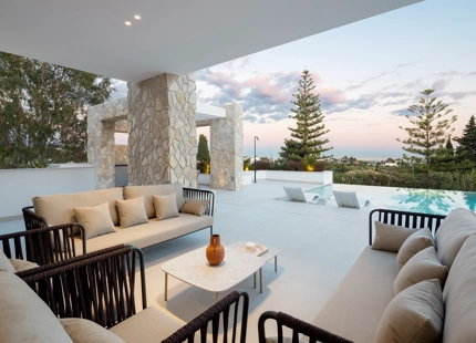 STUNNING 5-BEDROOM LUXURY VILLA WITH EXCEPTIONAL AMENITIES IN LA QUINTA