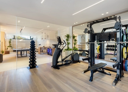STUNNING 5-BEDROOM LUXURY VILLA WITH EXCEPTIONAL AMENITIES IN LA QUINTA