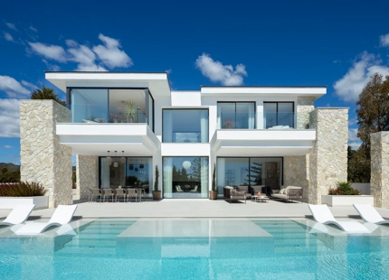 STUNNING 5-BEDROOM LUXURY VILLA WITH EXCEPTIONAL AMENITIES IN LA QUINTA