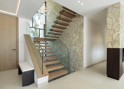 STUNNING 5-BEDROOM LUXURY VILLA WITH EXCEPTIONAL AMENITIES IN LA QUINTA
