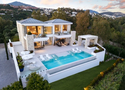 STUNNING 5-BEDROOM LUXURY VILLA WITH EXCEPTIONAL AMENITIES IN LA QUINTA