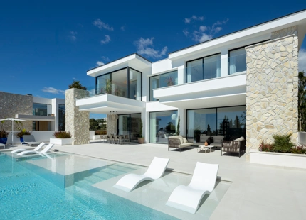STUNNING 5-BEDROOM LUXURY VILLA WITH EXCEPTIONAL AMENITIES IN LA QUINTA