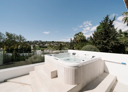 STUNNING FIVE-BEDROOM VILLA WITH BREATHTAKING GOLF VIEWS IN NUEVA ANDALUCÍA