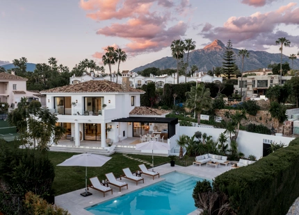 STUNNING FIVE-BEDROOM VILLA WITH BREATHTAKING GOLF VIEWS IN NUEVA ANDALUCÍA