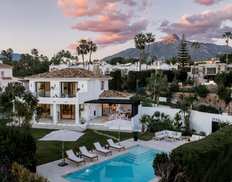 STUNNING FIVE-BEDROOM VILLA WITH BREATHTAKING GOLF VIEWS IN NUEVA ANDALUCÍA