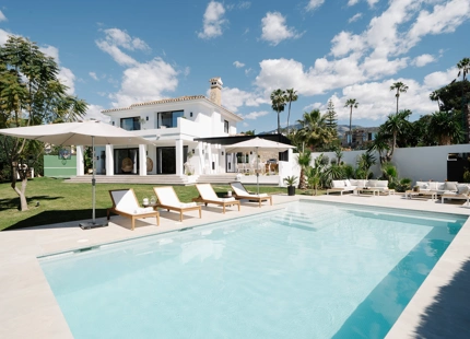 STUNNING FIVE-BEDROOM VILLA WITH BREATHTAKING GOLF VIEWS IN NUEVA ANDALUCÍA