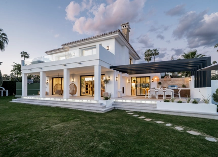 STUNNING FIVE-BEDROOM VILLA WITH BREATHTAKING GOLF VIEWS IN NUEVA ANDALUCÍA