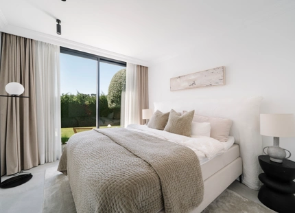 STUNNING FIVE-BEDROOM VILLA WITH BREATHTAKING GOLF VIEWS IN NUEVA ANDALUCÍA