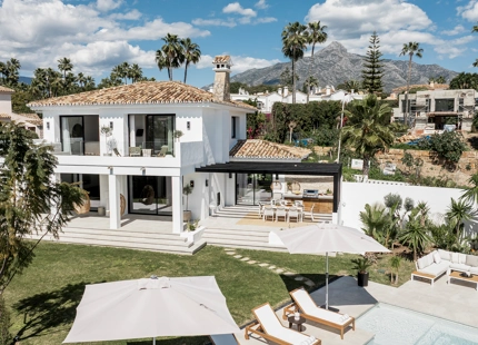 STUNNING FIVE-BEDROOM VILLA WITH BREATHTAKING GOLF VIEWS IN NUEVA ANDALUCÍA
