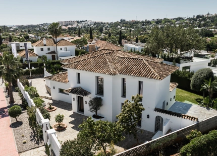 STUNNING FIVE-BEDROOM VILLA WITH BREATHTAKING GOLF VIEWS IN NUEVA ANDALUCÍA