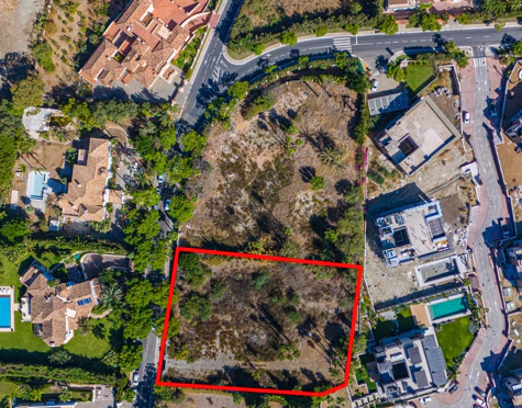 EXPANSIVE PLOT WITH APPROVED LICENSE AND PROJECT IN NUEVA ANDALUCÍA