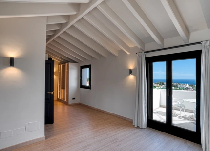 ELEGANT DUPLEX PENTHOUSE WITH SEA VIEWS IN MARBELLA GOLDEN MILE