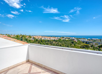 ELEGANT DUPLEX PENTHOUSE WITH SEA VIEWS IN MARBELLA GOLDEN MILE