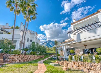 ELEGANT DUPLEX PENTHOUSE WITH SEA VIEWS IN MARBELLA GOLDEN MILE